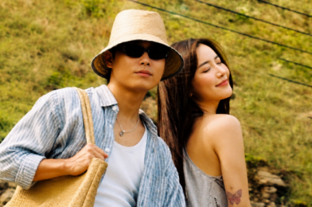 Bích Phương - Tăng Duy Tân tình tứ khi đi biển cùng hội bạn thân