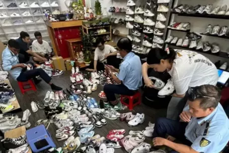 Sạp hàng nửa kín, nửa hở ở những 'thiên đường mua sắm' TPHCM