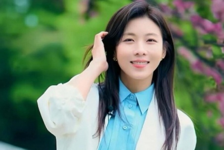 'Hoàng hậu Ki' Ha Ji Won gây sốt với phong cách sinh viên
