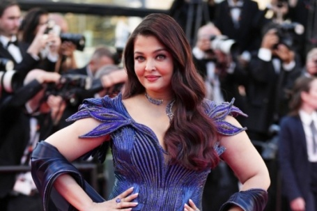 'Hoa hậu đẹp nhất thế giới' diện đầm xẻ ngực ở Cannes