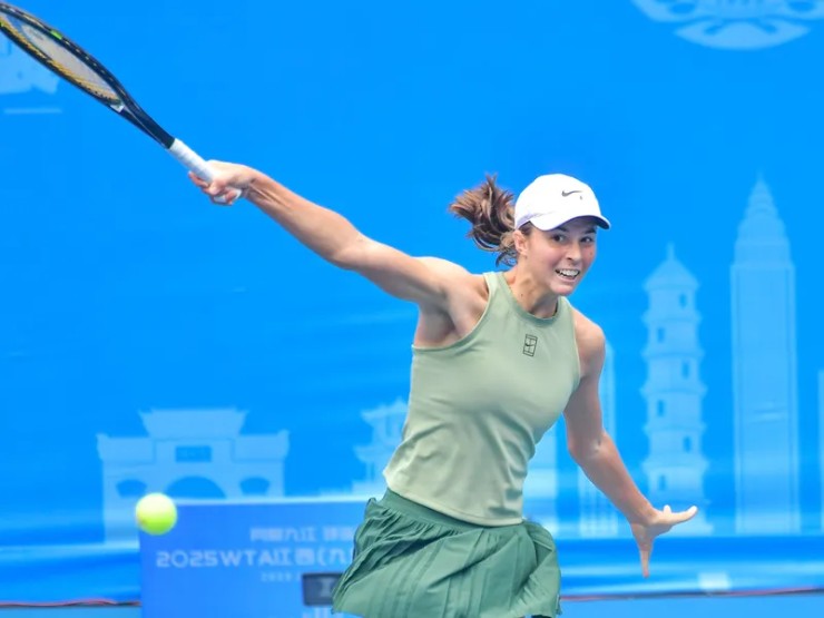 Lilli Tagger&nbsp;(18 tuổi,&nbsp;Áo):&nbsp;Đương kim vô địch giải trẻ Roland Garros sở hữu mái tóc vàng và gương mặt chuẩn dòng máu Trung Âu. Vừa xuất sắc vượt qua vòng loại để có màn ra mắt Grand Slam chuyên nghiệp, cô gái 18 tuổi đã sẵn sàng tạo nên cú sốc lớn trước hạt giống số 32 Wang Xinyu ở trận ra quân (16h, 24/5).&nbsp;