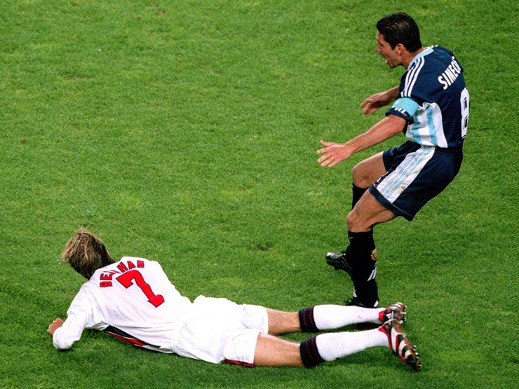 Simeone phản ứng dữ dội sau tình huống Beckham vung chân trả đũa