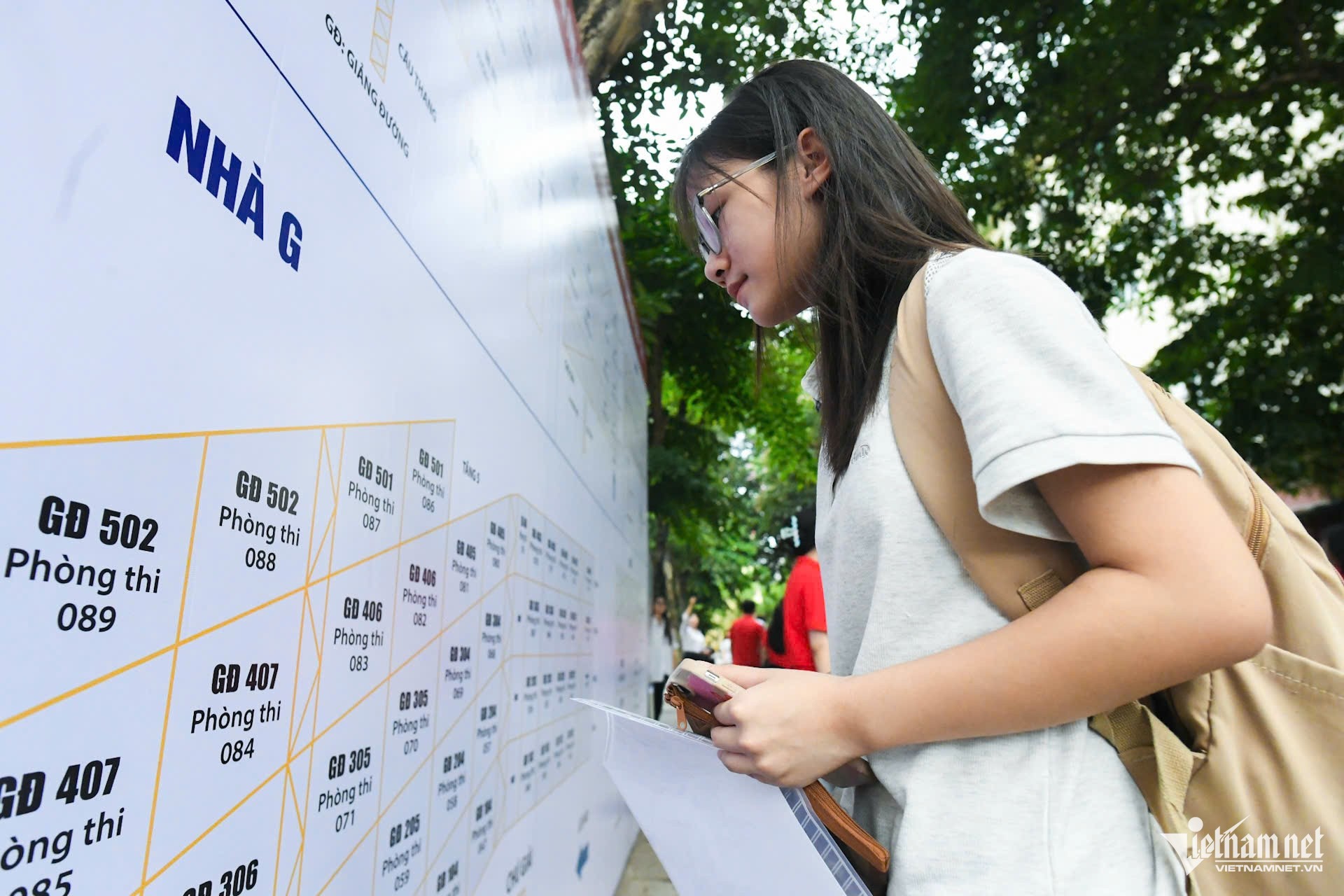 Thí sinh tìm kiếm thông tin sơ đồ phòng thi tại Trường THPT Chuyên Khoa học Xã hội và Nhân văn. Ảnh: Thạch Thảo