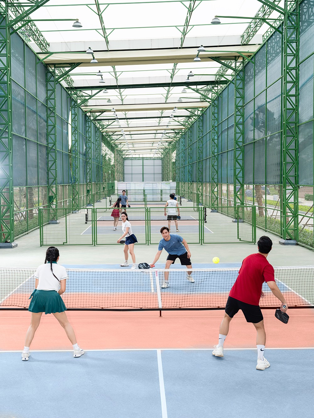 Thế mạnh lớn nhất của Sun Sports City Ninh Binh là sở hữu cụm sân pickleball quy mô lớn bậc nhất cả nước với số lượng 41 sân, tất cả đều có mái che.