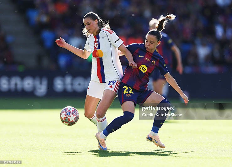 Lyon (áo trắng) và Barcelona thi đấu đầy nỗ lực