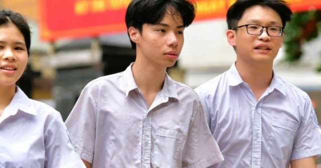 Những thí sinh đầu tiên bước vào kỳ thi lớp 10 ở Hà Nội, TPHCM năm 2026