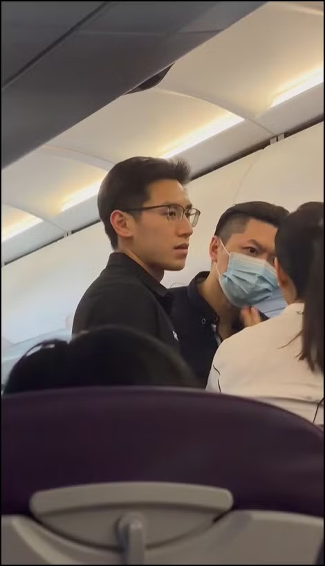 Nam bác sĩ cứu người trên chuyến bay HK Express. Nguồn: Zack.