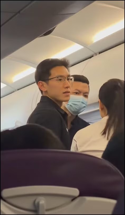 Nam bác sĩ cứu người trên chuyến bay HK Express. Nguồn: Zack.