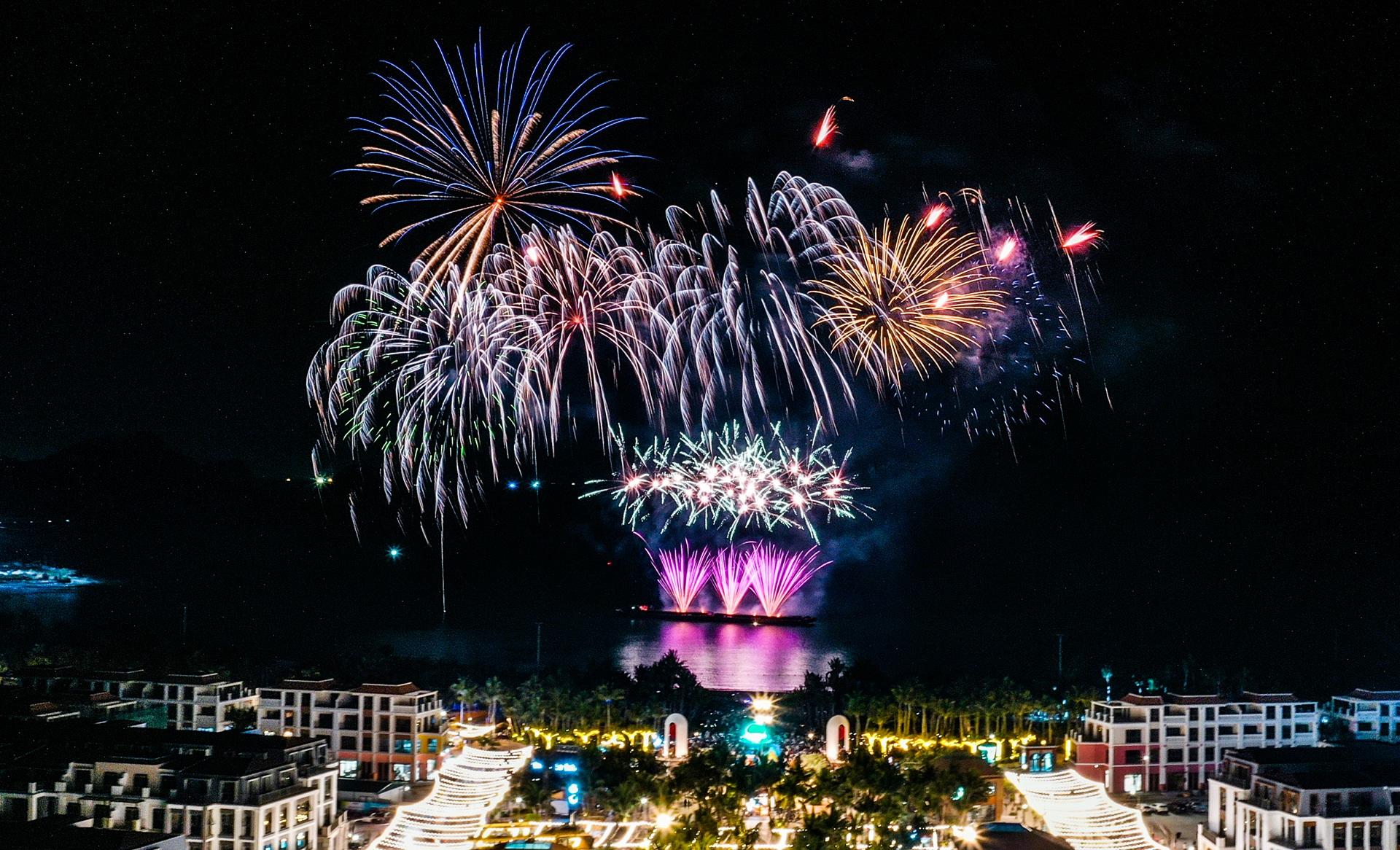 Xanh Island sôi động về đêm với lễ hội pháo hoa. Ảnh: Ánh Dương.