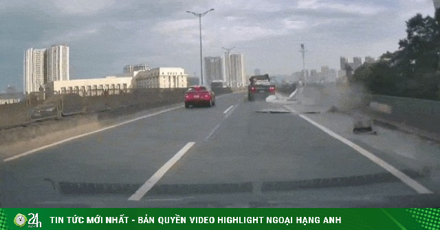 Loạt tấm tôn bay từ xe đầu kéo xuống đường, ô tô đi sau thoát nạn trong gang tấc