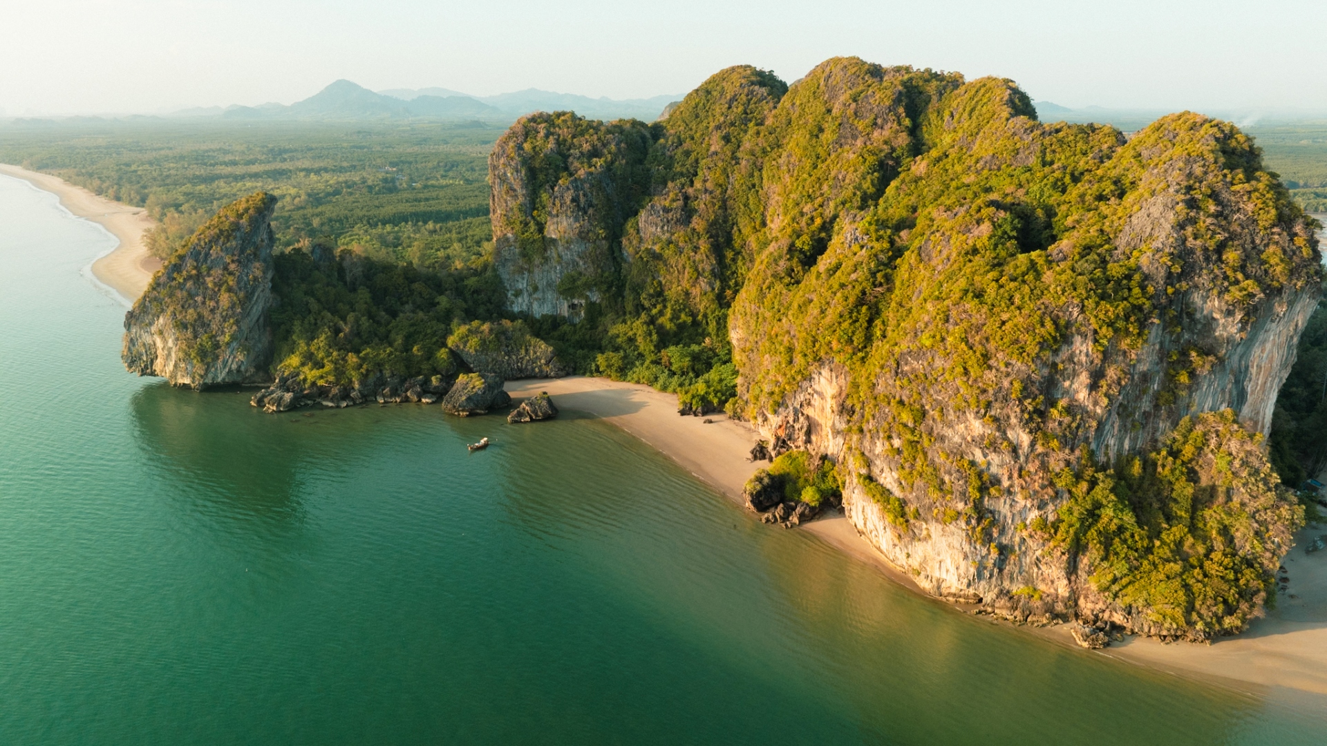 Cụm đảo Koh Lao Liang nhìn từ trên cao.