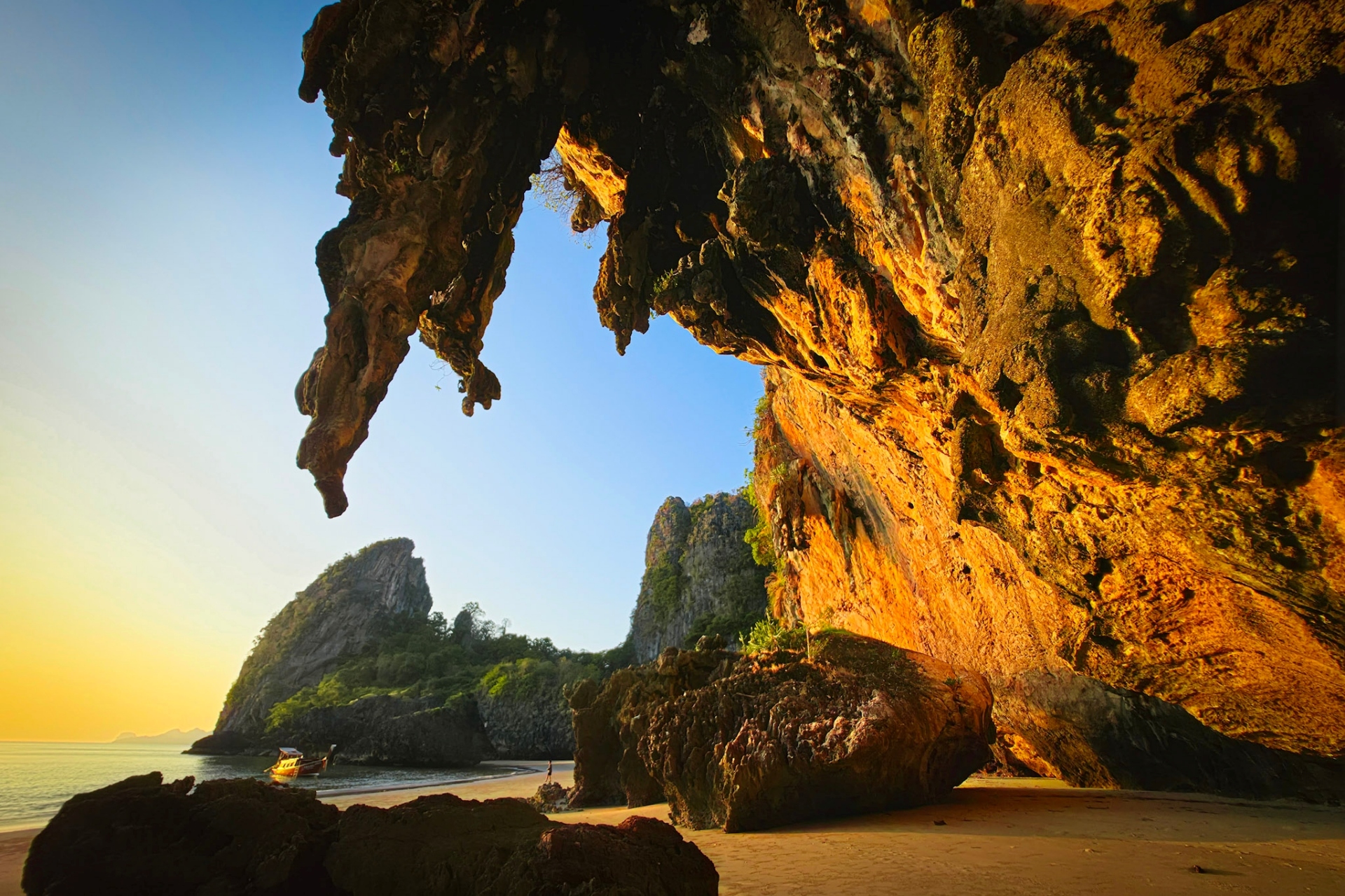 Những vòm thạch nhũ ấn tượng trên đảo.