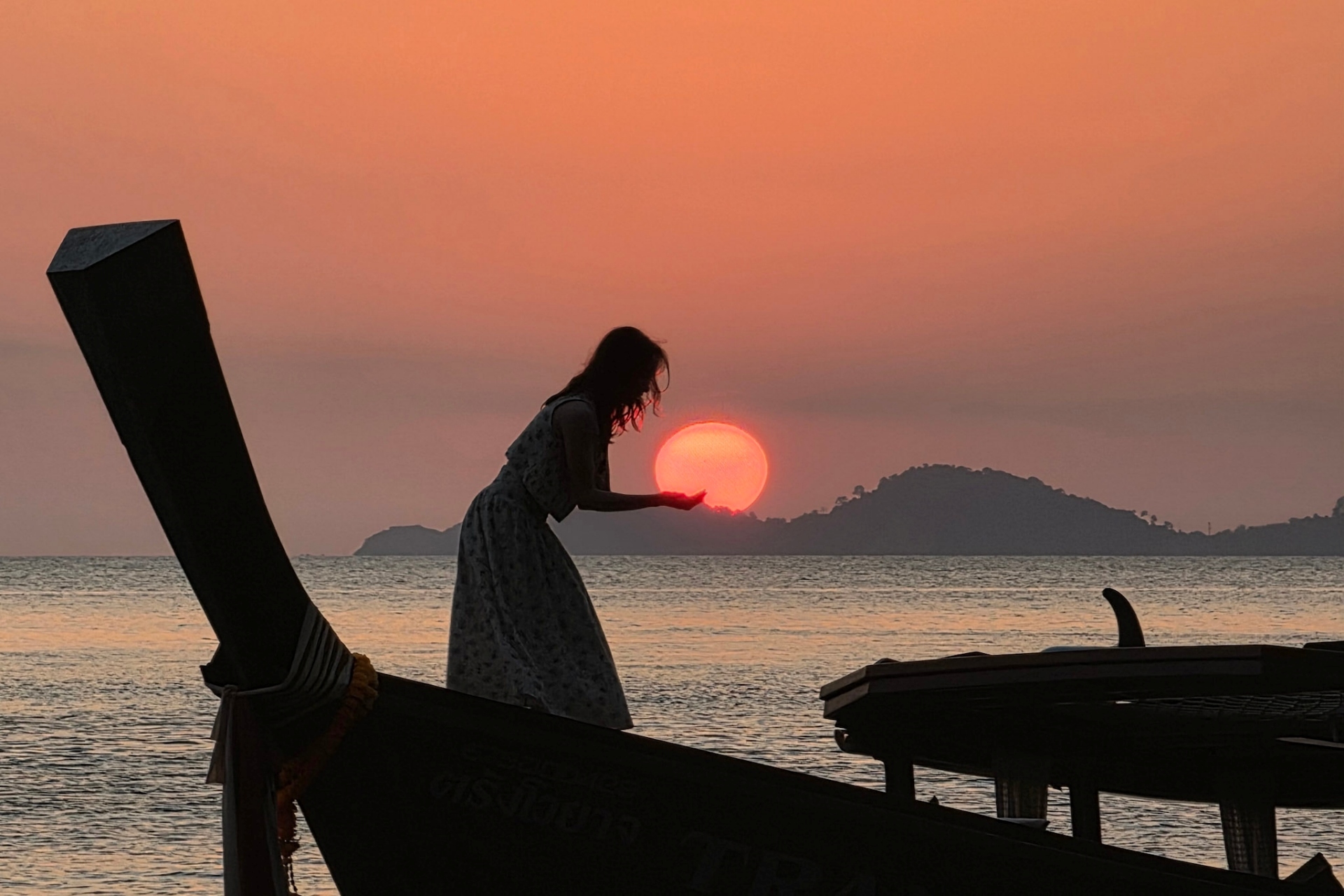 Hoàng hôn bên bờ biển Koh Lao Liang.
