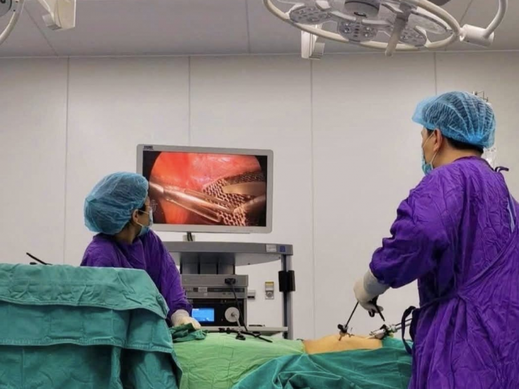 Nhiều người có khối phồng vùng kín từ lâu nhưng vì tâm lý chủ quan hoặc ngại đi khám nên chỉ đến viện khi khối thoát vị đã sưng tấy, đau dữ dội. (Bác sĩ phẫu thuật cho bệnh nhân bị thoát vị bẹn nghẹt. Ảnh BVCC)