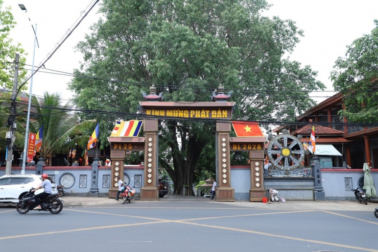Ngôi chùa tọa lạc trên đường Phan Bội Châu, phường Thống Nhất, thành phố Buôn Ma Thuột. Khu Tam quan hướng ra đường Quang Trung, còn lối vào chính nằm phía sau chùa.