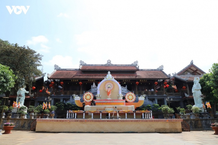 Khu vực Tam quan được trang hoàng rực rỡ với đèn lồng và cờ hoa chào mừng Đại lễ Phật đản.