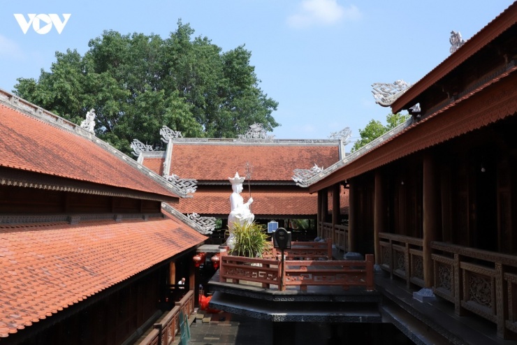 Hệ thống mái chồng diêm của chùa được lấy cảm hứng từ hình tượng “lưỡng long chầu nguyệt”.