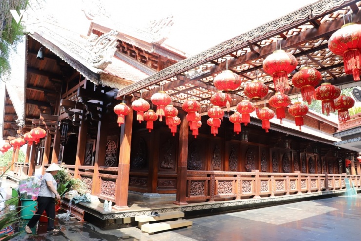 Các dãy đèn lồng đỏ nổi bật giữa không gian cổ kính của ngôi chùa lớn nhất Đắk Lắk.
