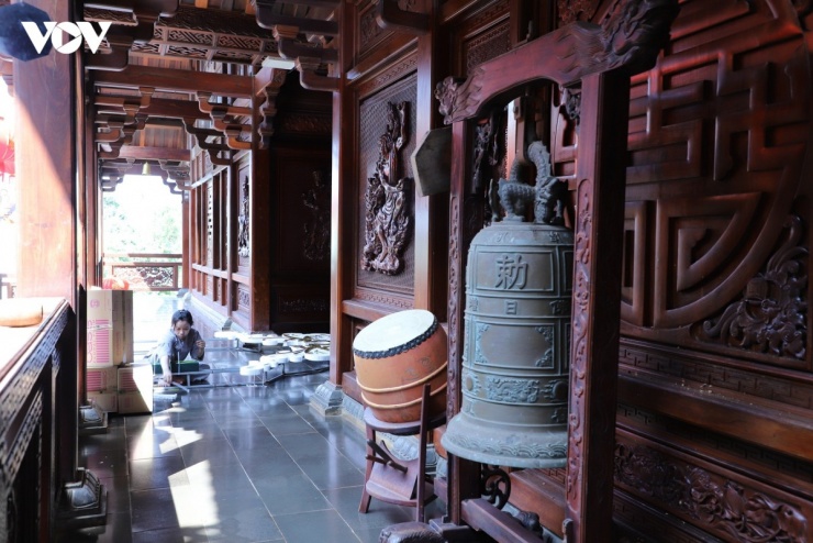 Những bàn tay tỉ mỉ kết hoa, chuẩn bị lễ đài phục vụ Đại lễ Phật đản tại chùa Sắc Tứ Khải Đoan.