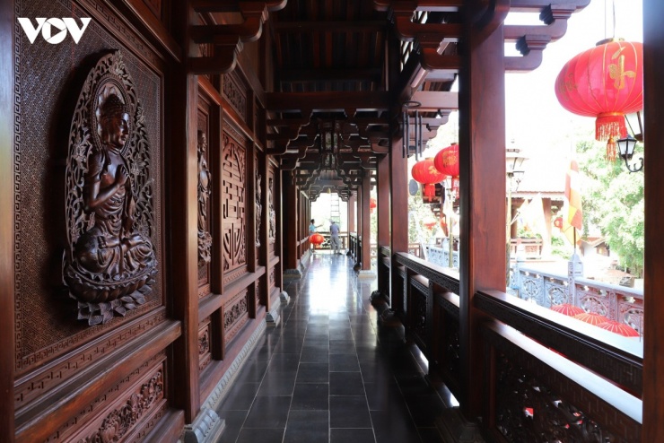 Du khách tham quan, vãn cảnh tại chùa Sắc Tứ Khải Đoan trong không gian thanh tịnh.