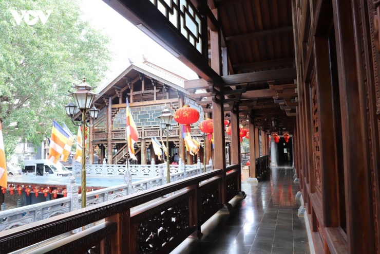 Khu chánh điện của chùa gây ấn tượng với mái ngói cong cổ kính và hệ thống cột gỗ lim đồ sộ.