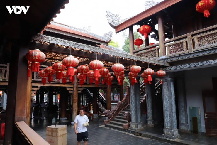 Chánh điện chùa Sắc Tứ Khải Đoan thêm phần rực rỡ với sắc hoa và ánh đèn mùa Phật đản.