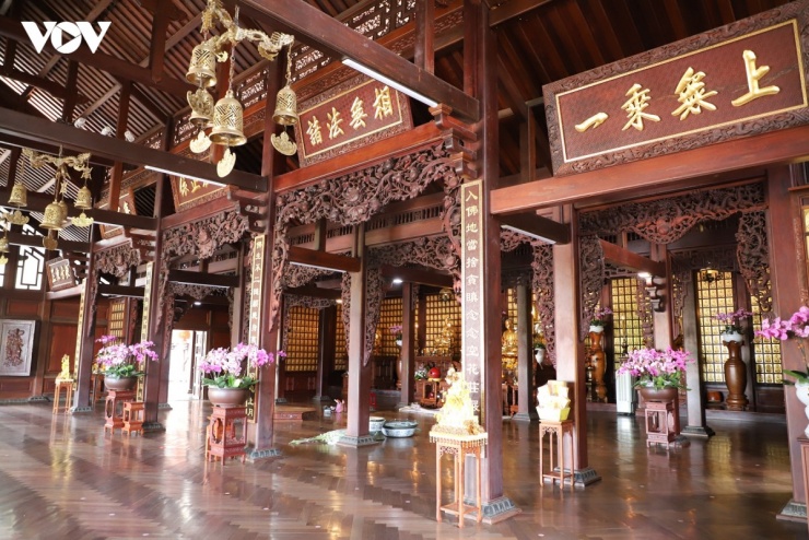 Màu nâu trầm của gỗ và mái ngói cổ tạo nên nét đẹp nhuốm màu thời gian cho chùa Khải Đoan.