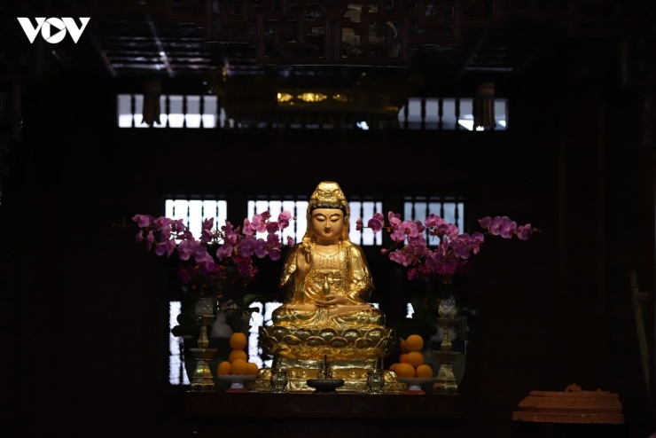 Tượng Phật Thích Ca trong khu chánh điện tạo nên vẻ trang nghiêm, linh thiêng cho ngôi chùa.