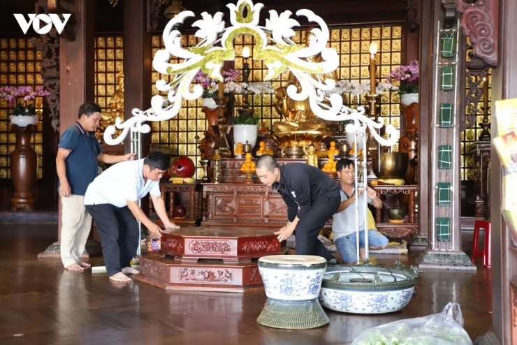 Không khí chuẩn bị cho mùa Phật đản lan tỏa khắp khuôn viên chùa Khải Đoan.