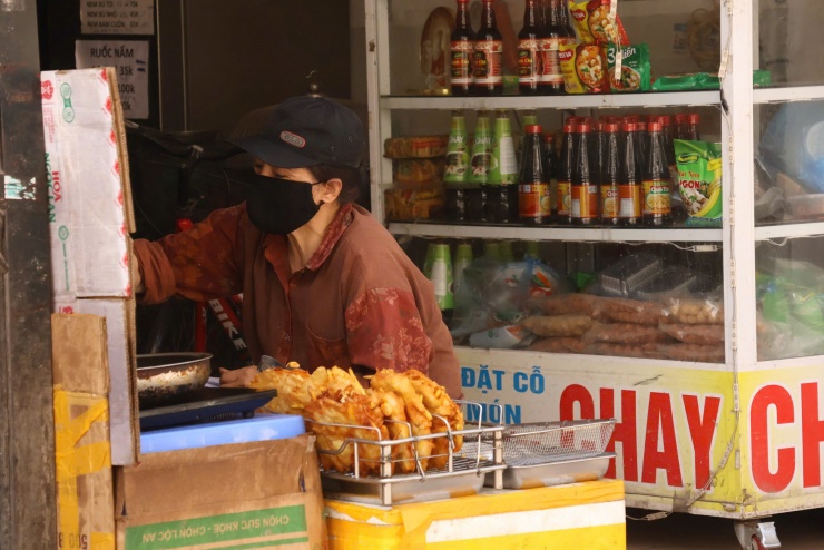Những cư dân, tiểu thương buôn bán quanh khu vực ngõ 190 Nguyễn Trãi luôn đeo khẩu trang, đội mũ để tránh bụi mịn, bụi bẩn thì công trường thi công
