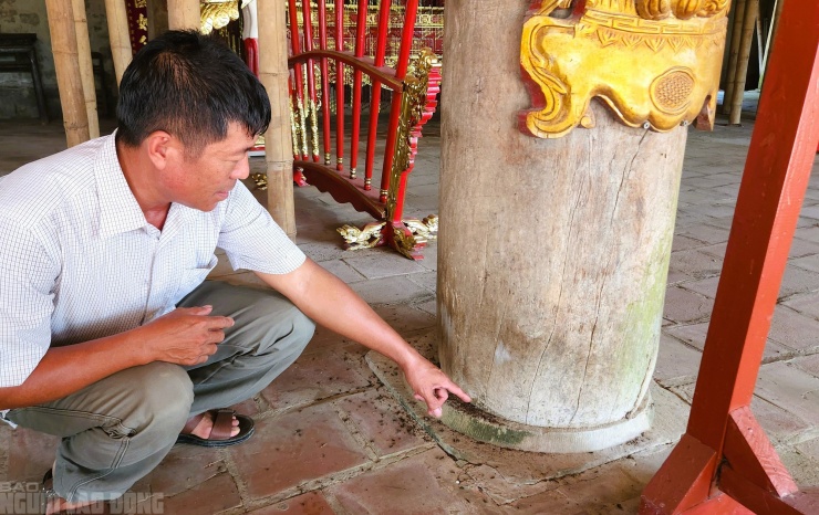 Do xuống cấp, cột cái trong đình có hiện tượng xê dịch khỏi chân đế