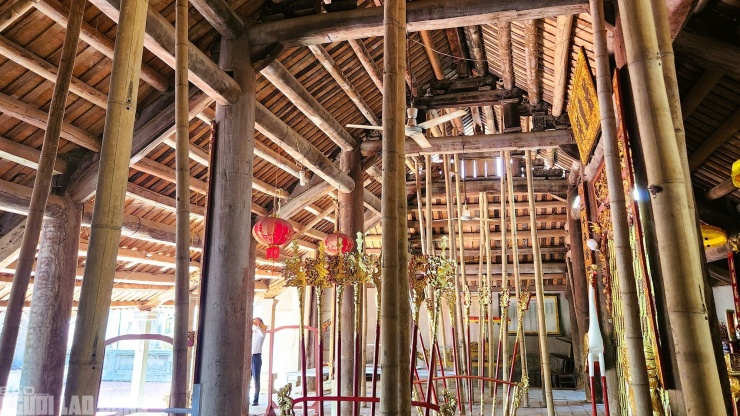 Bên trong không gian của đình dày đặc tre luồng chống đỡ