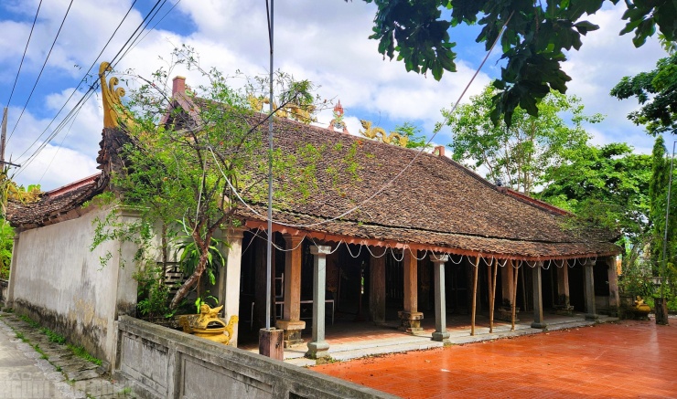 Đình không chỉ là nơi sinh hoạt cộng đồng, địa chỉ hội họp trong những năm tháng chiến tranh mà đình còn thờ Thành hoàng làng Tô Hiến Thành