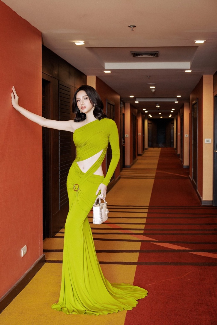 Hương Giang chăm đi giày 20 cm ở Miss Grand dù chân sưng phù - 5