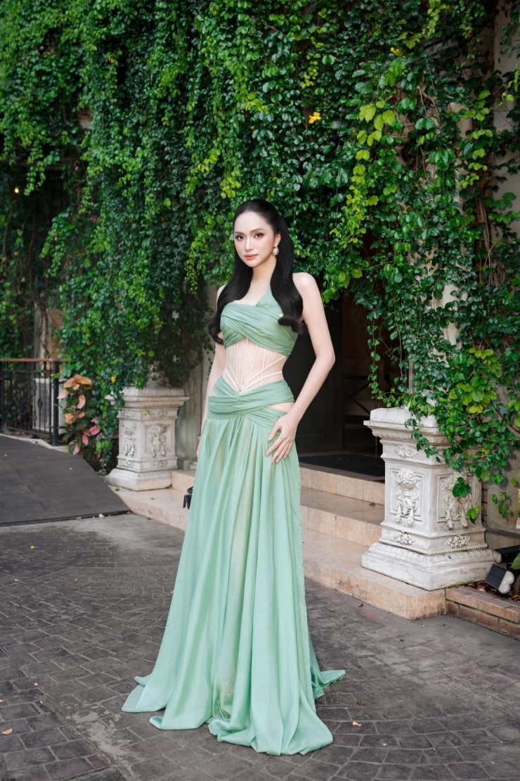 Hương Giang chăm đi giày 20 cm ở Miss Grand dù chân sưng phù - 9