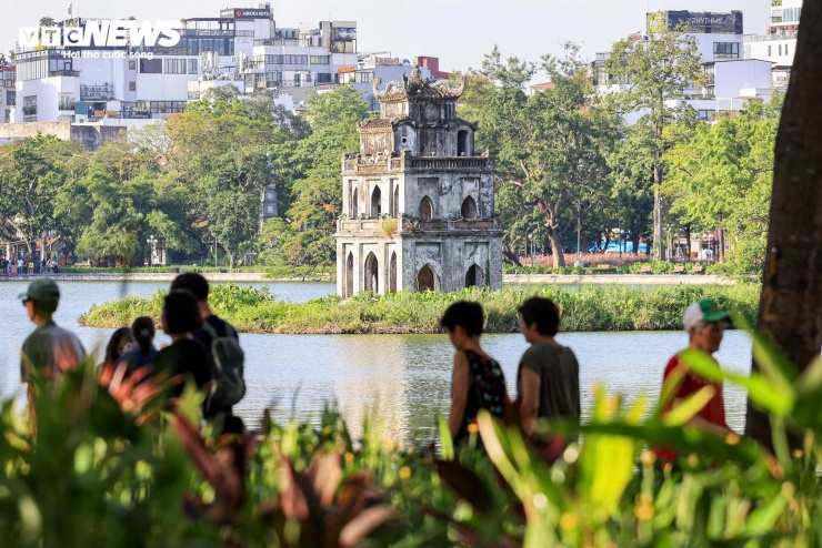 Đợt nắng nóng diện rộng đang bao trùm miền Bắc và miền Trung khiến Hà Nội những ngày qua liên tục duy trì nền nhiệt cao.