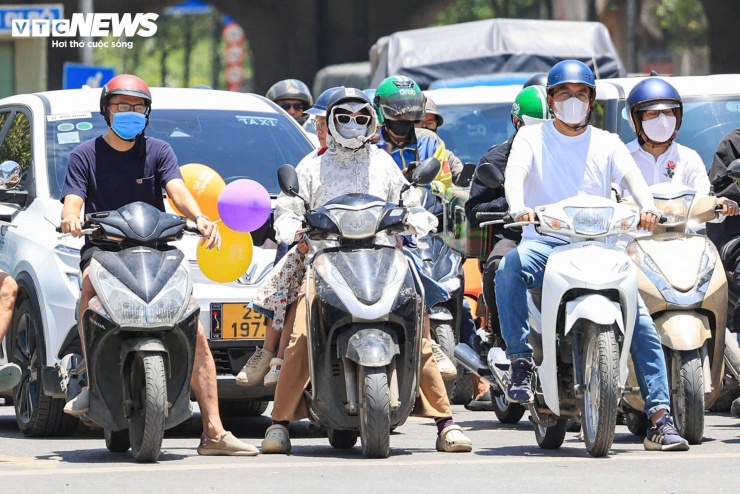 Từ sáng sớm 24/5, không khí oi bức đã bao trùm nhiều khu vực ở Thủ đô. Hơi nóng phả lên từ mặt đường nhựa, bê tông và các phương tiện giao thông khiến việc di chuyển ngoài trời trở nên khó chịu.