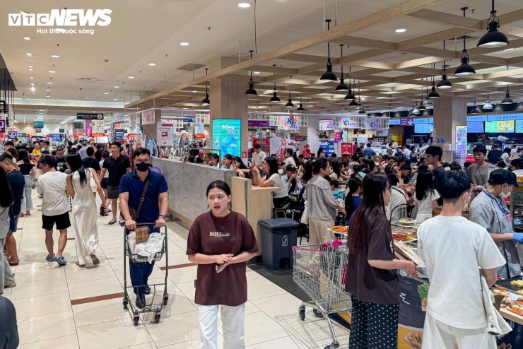 Khoảng 15h ngày 24/5, khu vực sảnh chờ và ghế nghỉ tại AEON Mall Long Biên tập trung rất đông người đến nghỉ ngơi. Nhiều ghế ngồi kín chỗ, một số người tranh thủ chợp mắt trong lúc tránh nắng.