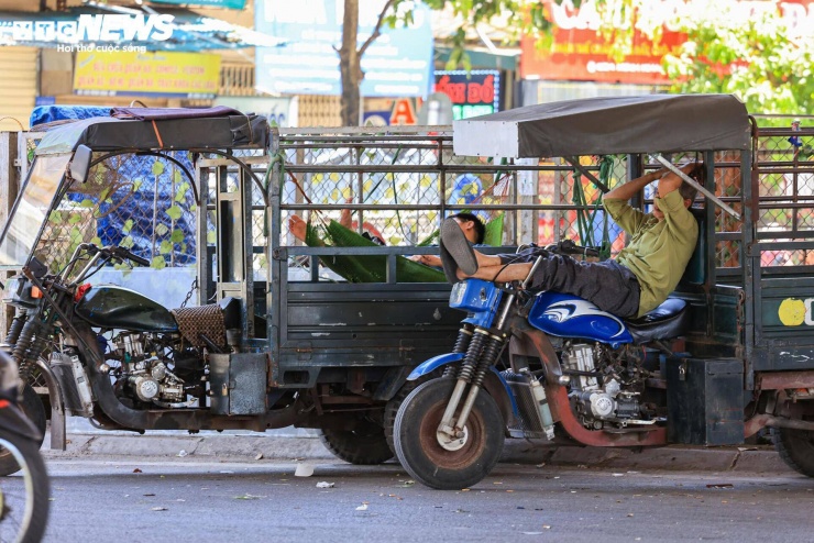 Một số lao động tự do, tài xế công nghệ chọn cách nghỉ tạm dưới gầm cầu, ven hồ để tránh nắng giữa trưa.