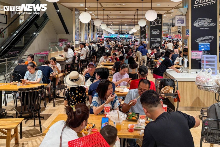 Chị Thu Hà (28 tuổi, ở Long Biên) cho biết gia đình chị chọn vào trung tâm thương mại vì thời tiết ngoài trời quá oi bức, đặc biệt với trẻ nhỏ. “Mấy hôm nay ở ngoài trời rất nóng nên cuối tuần tôi đưa con vào trung tâm thương mại chơi và nghỉ ngơi luôn. Ở đây có điều hòa nên dễ chịu hơn nhiều”, chị Hà chia sẻ.