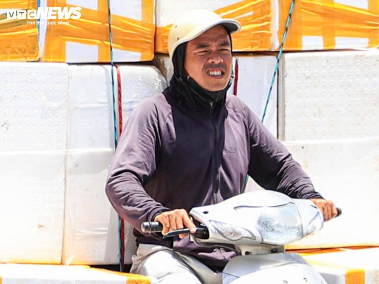 Theo chia sẻ của shipper tại Hà Nội, những ngày gần đây việc di chuyển ngoài đường trở nên vất vả hơn nhiều vì hơi nóng hắt liên tục từ mặt đường. “Buổi trưa chạy xe ngoài đường rất khó chịu, mặc áo chống nắng kín người nhưng vẫn thấy nóng rát. Có lúc đứng đèn đỏ vài phút là mồ hôi chảy ướt hết áo”, người này nói.