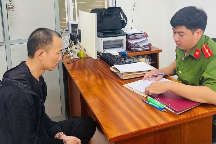 Bắt đối tượng cướp giật tiền, vàng của cụ bà bán vé số