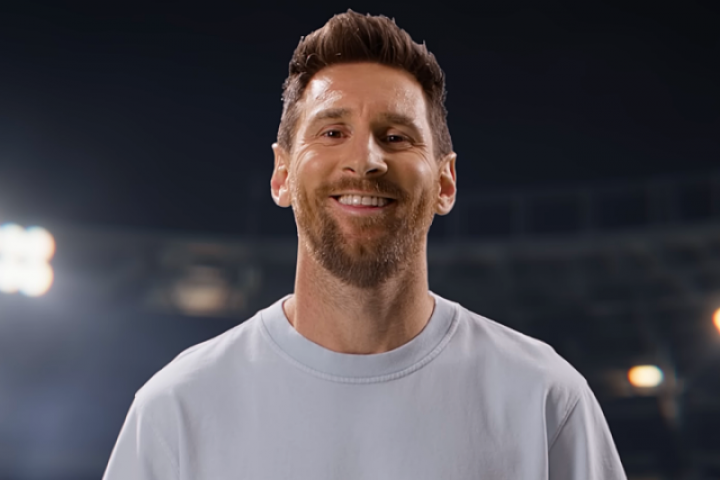 Messi tâng bóng trong MV của Shakira