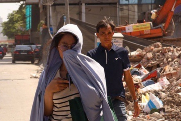 VIDEO: Người dân cả ngày sống chung, hít bụi từ các "đại công trường" ở Hà Nội