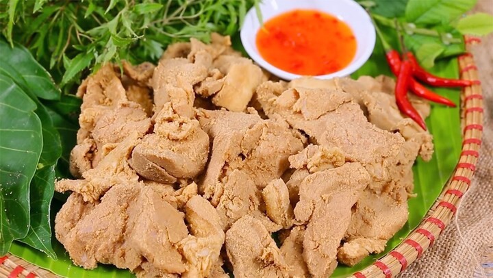 Những người thường xuyên ăn thực phẩm nhiều muối như cá muối, thịt muối, đồ hộp, thực phẩm hun khói hoặc đồ chế biến sẵn có nguy cơ mắc ung thư dạ dày cao hơn bình thường. (Ảnh minh họa).