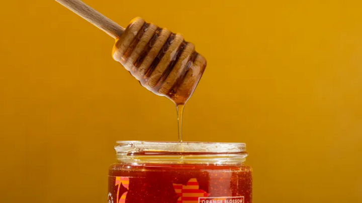 Vi khuẩn không thể phát triển trong mật ong được đóng kín. (Ảnh: iStock)