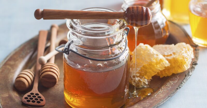 Mật ong cần đậy nắp thật kỹ sau khi dùng để bảo quản lâu nhất. (Ảnh: HoneyBoard)