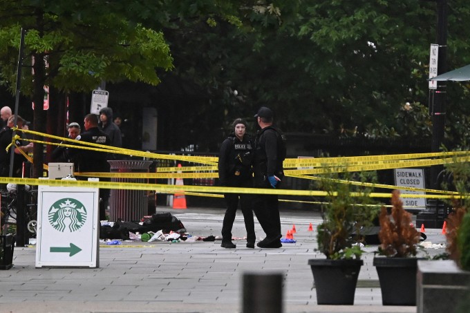 Cảnh sát phong tỏa góc đường 17 và đại lộ Pennsylvania gần Nhà Trắng. Ảnh: AFP