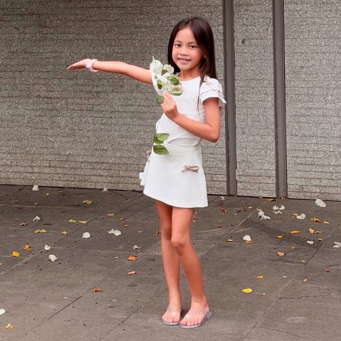 Ảnh sao 24/5: Lisa nhà Hồ Ngọc Hà được khen ra dáng người mẫu nhí - 1