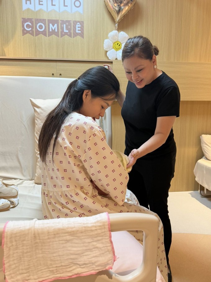 Lê Giang thăm con gái Lê Lộc và cháu ngoại ở bệnh viện.